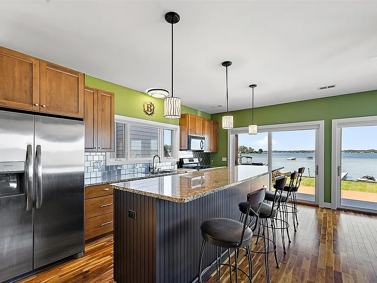 2022 Willow Beach St — Photo 4