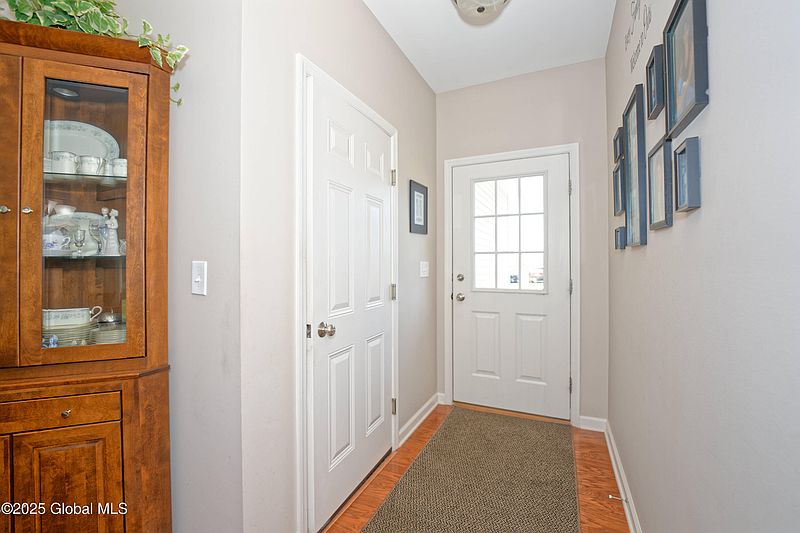 4th image of 33 Stacey Court
