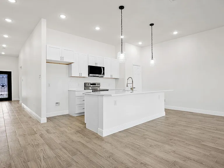 202 Dover Dr — Photo 4