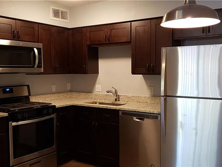 2208 Mission Hill Cir — Photo 1