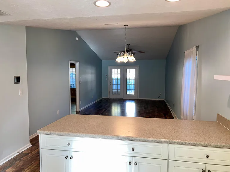 111 Bennington Ln — Photo 6