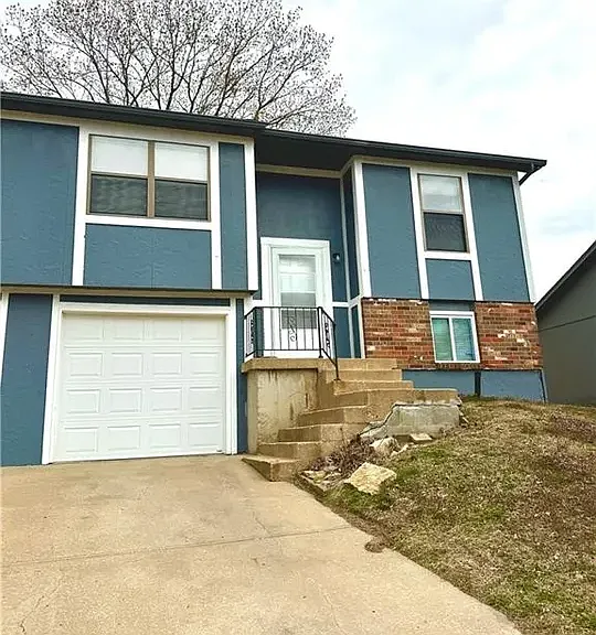 425 Castle Dr — Photo 1