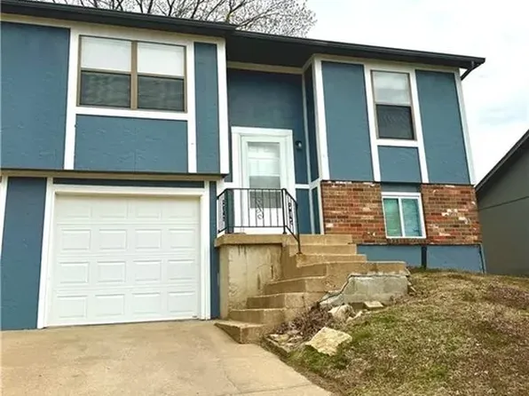 425 Castle Dr, Bonner Springs, KS 66012