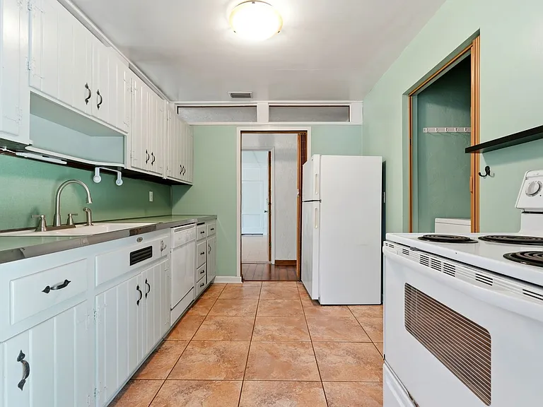 1038 NE 21st Ave — Photo 11