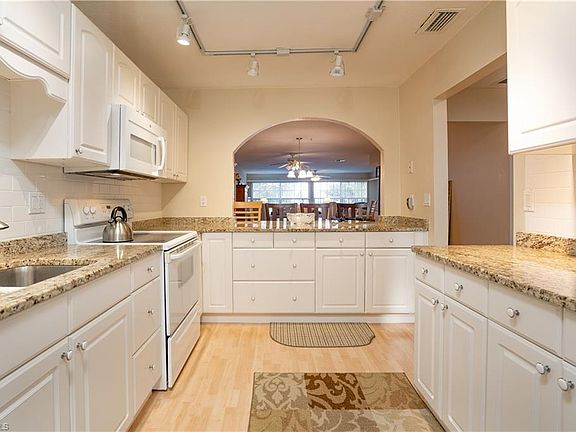 3rd image of 6983 Edgewater Cir APT 31