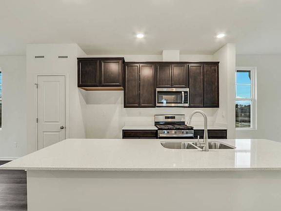 3rd image of 569 Yosemite Way