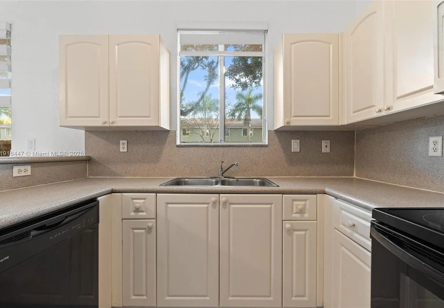 4 bed, 3.0 bath, 1423 sqft, $2,399 — Photo 3