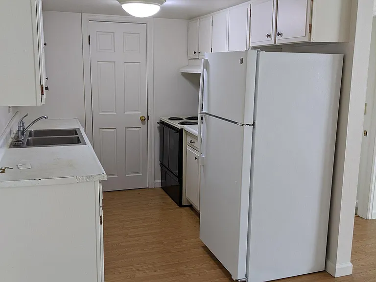 348 College St — Photo 12