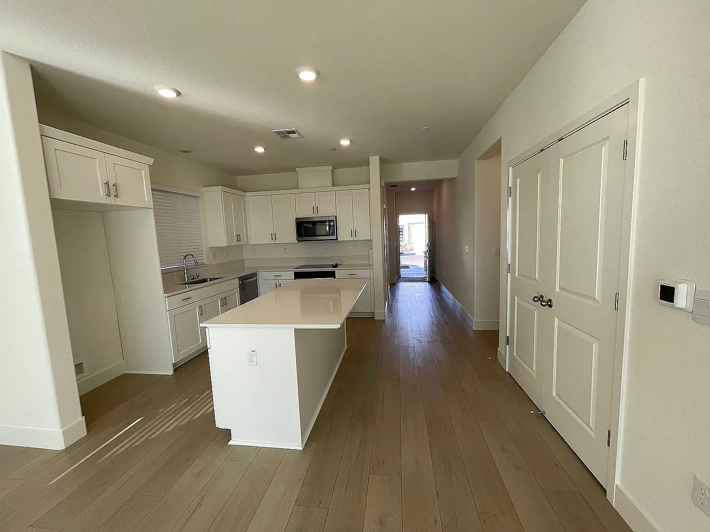 3 bed, 1353 sqft, $3,200 — Photo 2