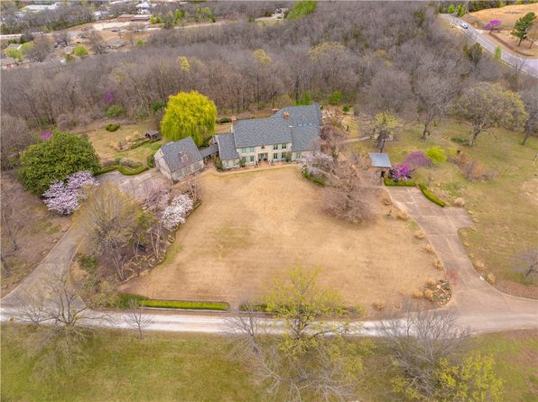 210 W Ravenswood Ln, Fayetteville, AR 72701