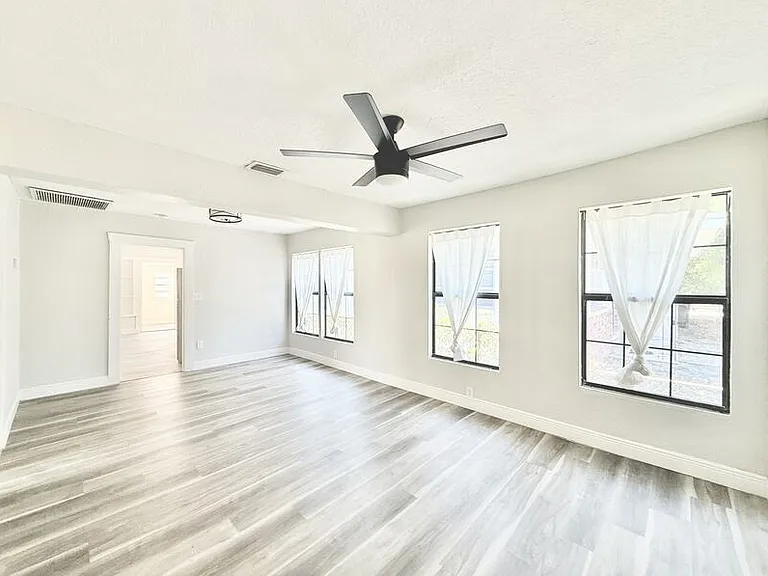 2425 Auburn St S — Photo 12