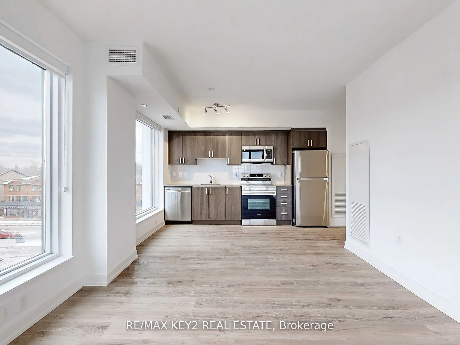3 bed, $2,990 — Photo 2