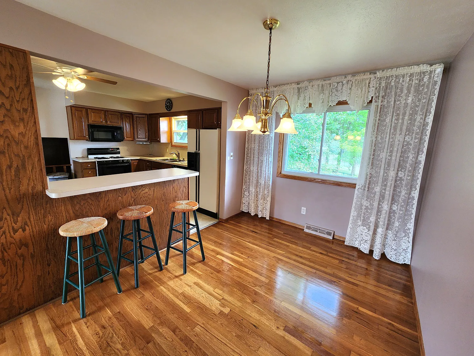 3 bed, 1764 sqft, $2,190 — Photo 4