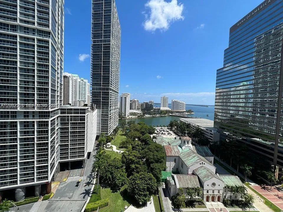 500 Brickell Ave #2100