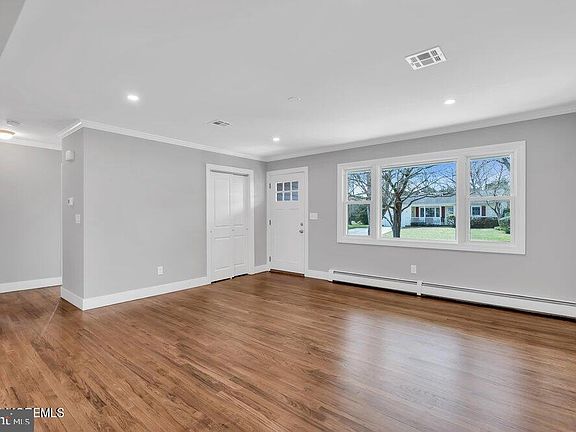 4th image of 22 Edinburgh Dr