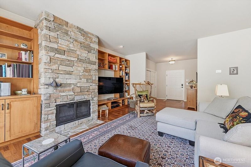 4th image of 345 Orchard View Drive