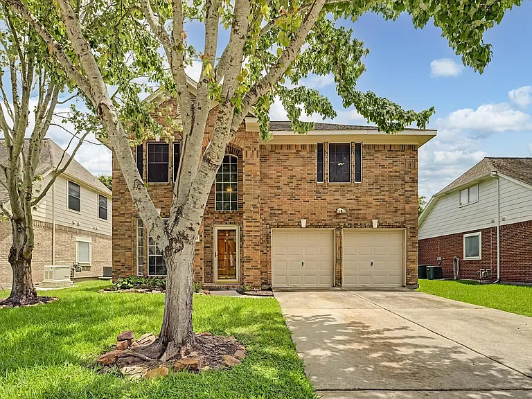 10840 Sycamore Dr N — Photo 2