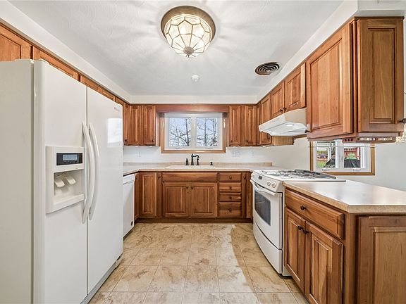 5th image of 110 Winfield Cir