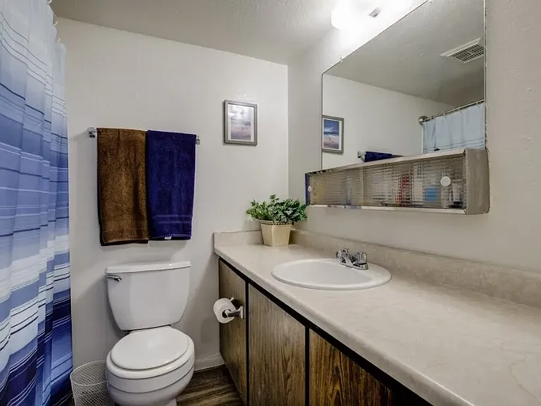 La Petite Chateau Apartments — Photo 8