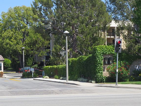 Complex entry, guard gate