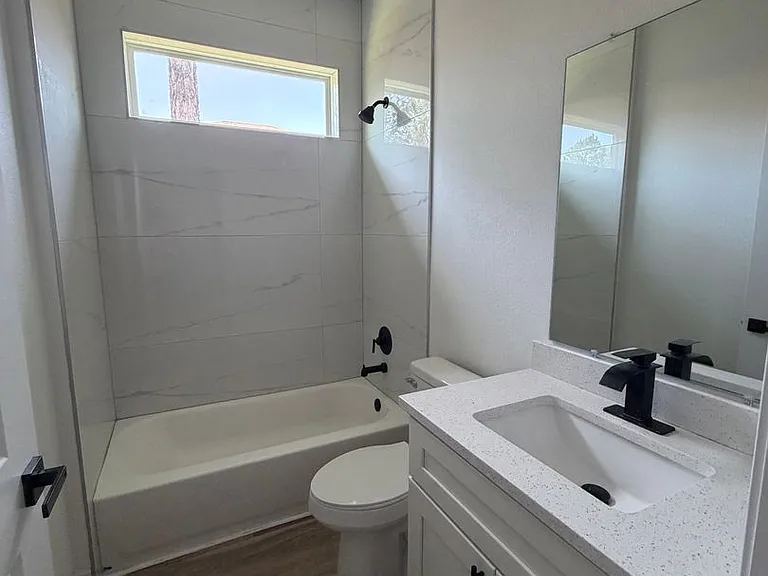 1852 W Quaker Ln — Photo 32