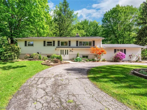 8398 Eaton Dr, Chagrin Falls, OH 44023