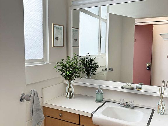 4th image of 48 Maluniu Ave APT 1
