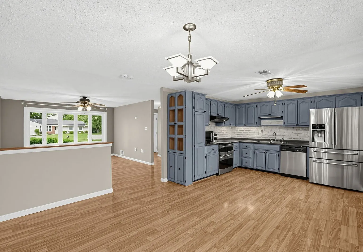 4 bed, 2.0 bath, 1822 sqft, $2,850 — Photo 3