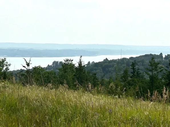 2 Lake Forest Estates Rd, Tabor, SD 57063