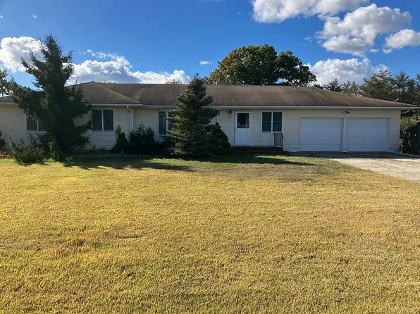 38 Oak St, Center Moriches, NY 11934