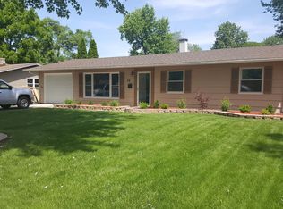 24 Circle Dr E, Montgomery, IL 60538