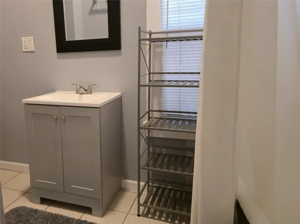 1614 Market St APT 4, Galveston, TX 77550