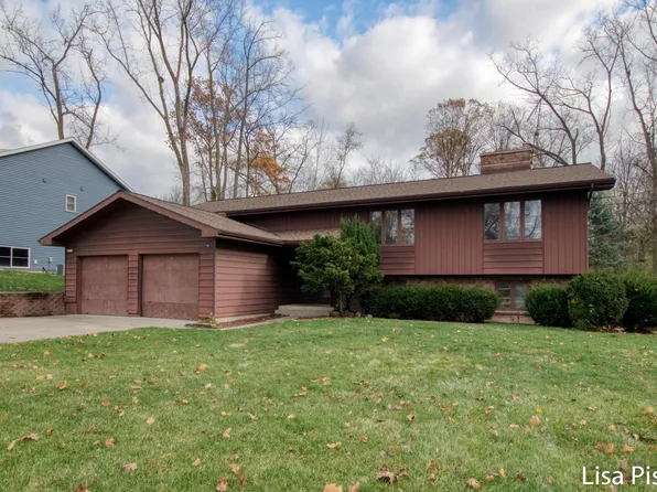 42 Robinhood Dr SE, Grand Rapids, MI 49546