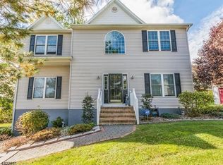 1 Heather Hills Rd, Washington, NJ 07882
