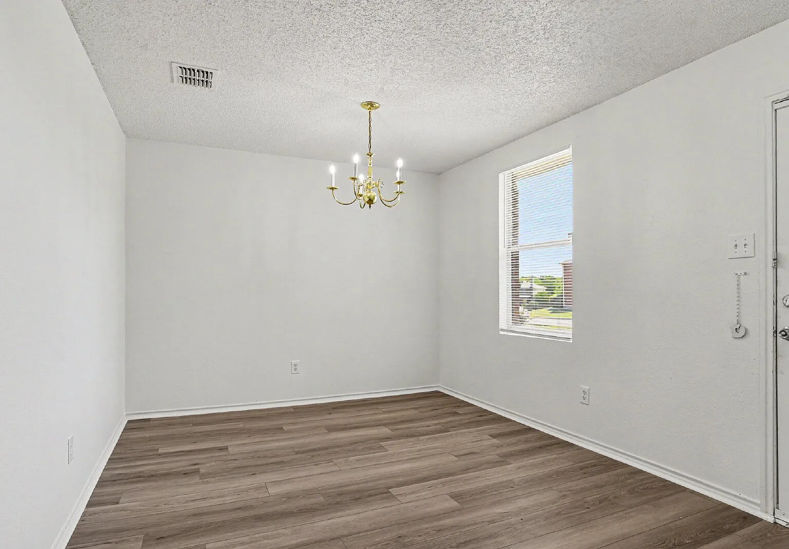 3 bed, 2.0 bath, 1389 sqft, $2,695 — Photo 3