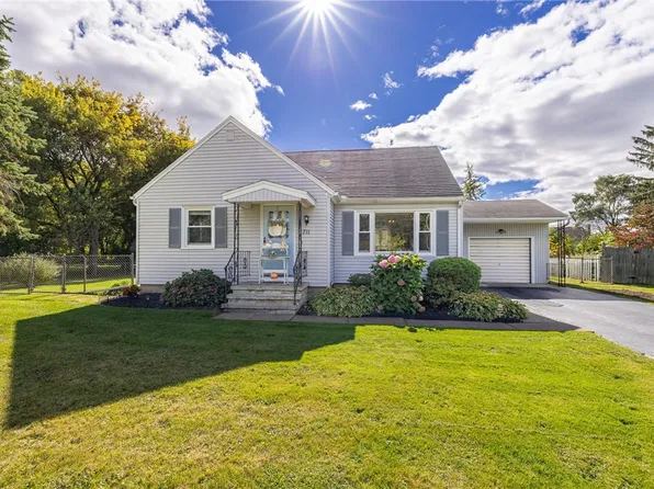 711 Embury Rd, Rochester, NY 14625