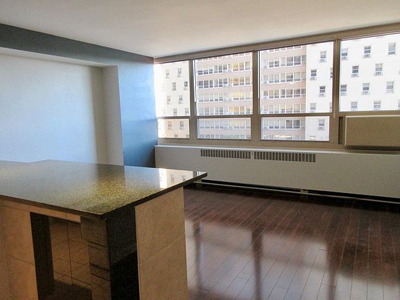 2nd image of 3950 N Lake Shore Dr APT 426