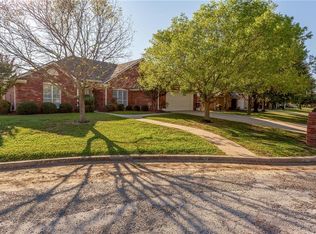 2208 N Village Dr, Bonham, TX 75418