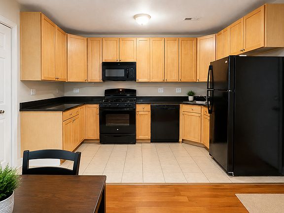 2nd image of 3173 W Monroe St #G
