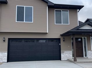 802 Armands Ln, Tiffin, IA