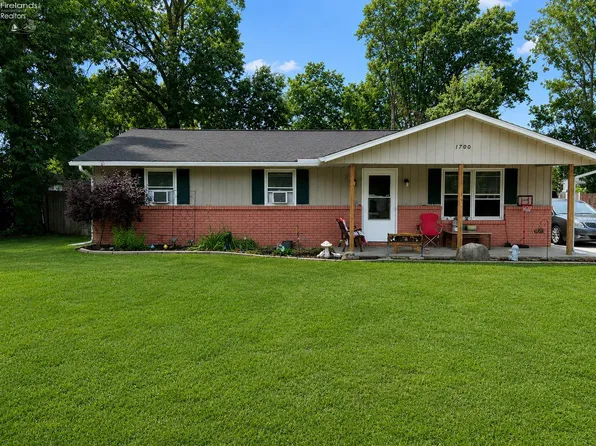 1700 Urban Cir, Lorain, OH 44053