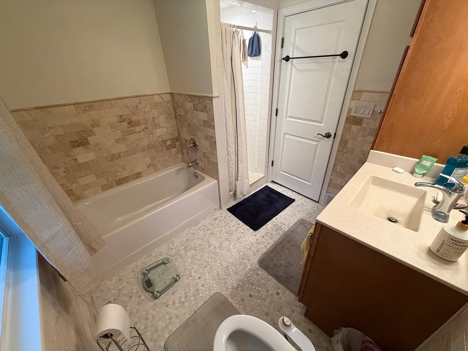 4 bed, 1.5 bath, 2487 sqft, $850 — Photo 3