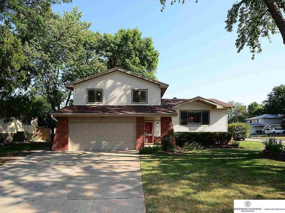 1st image of 836 Crest Dr
