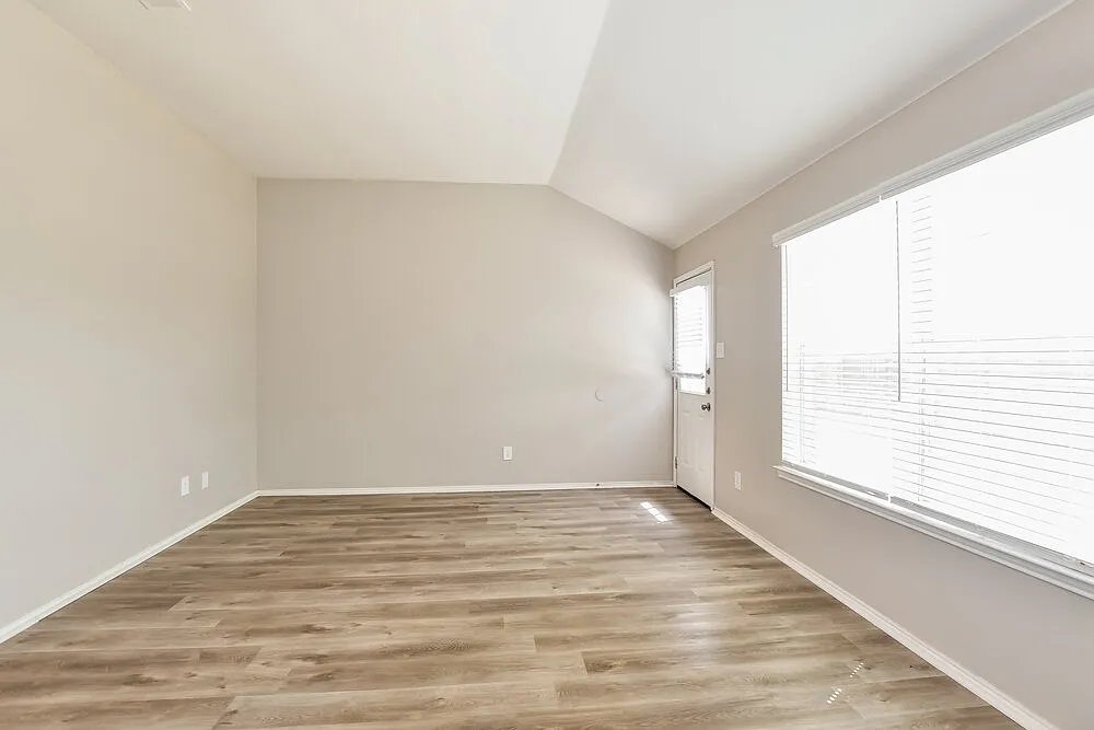 3 bed, 2.0 bath, 2016 sqft, $2,040 — Photo 3