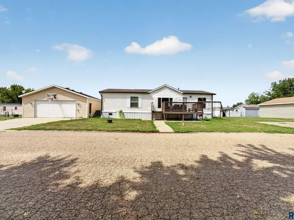 805 S McKinley St, Lennox, SD 57039