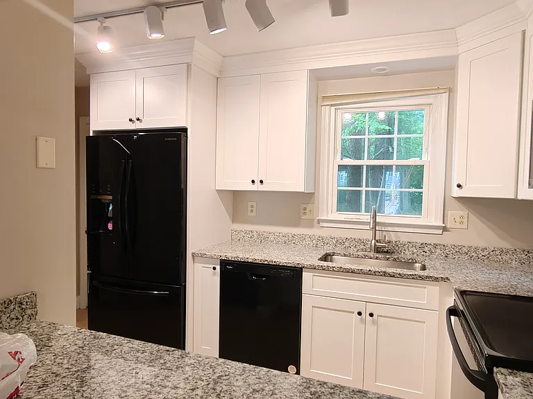 22 Stillwater Dr — Photo 5