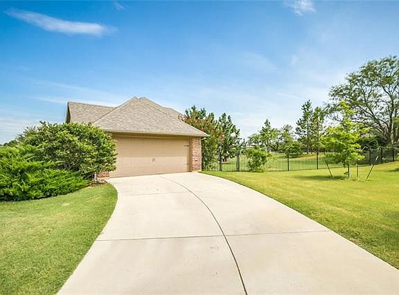 3rd image of 1001 Blue Bird Ct
