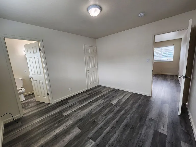 5626 53rd St #4 — Photo 3