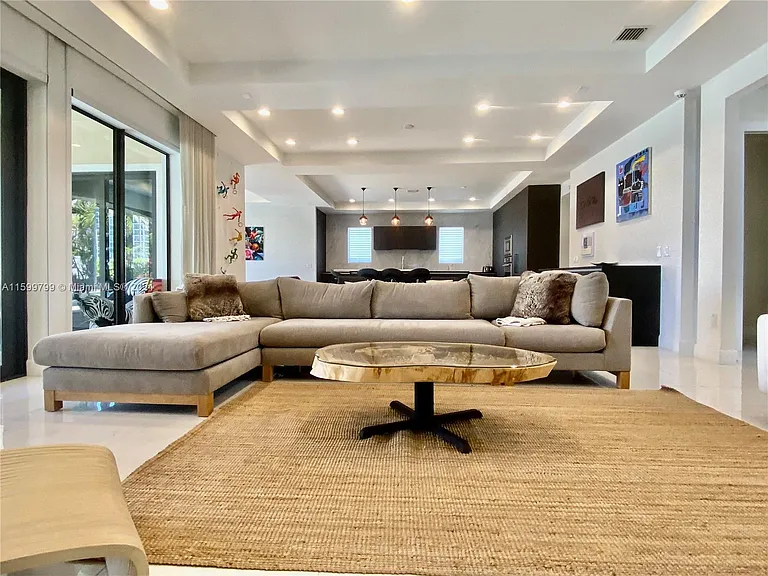513 Palm Dr — Photo 8