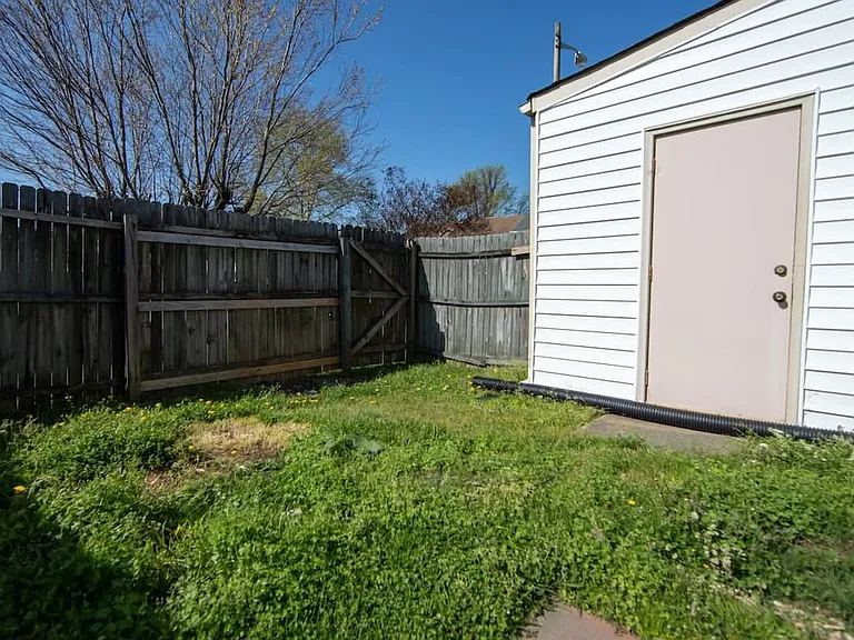 725 Wolftrap Ln — Photo 10